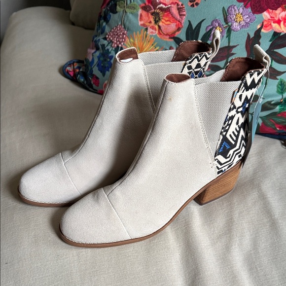 Toms Shoes - Toms Esme Boots, NWT, 11, Birch with black and blue stitching